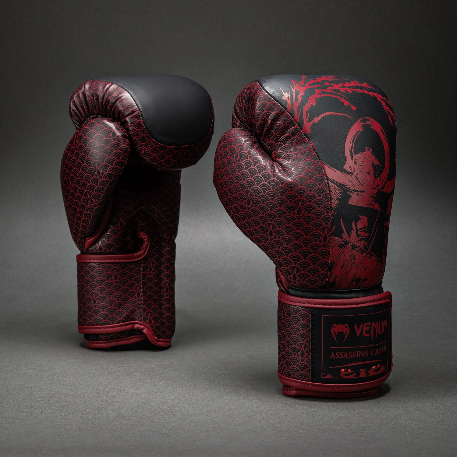 venum-x-assassin-s-creed-shadows-boxhandschuhe-bordeauxrot-schwarz image 1