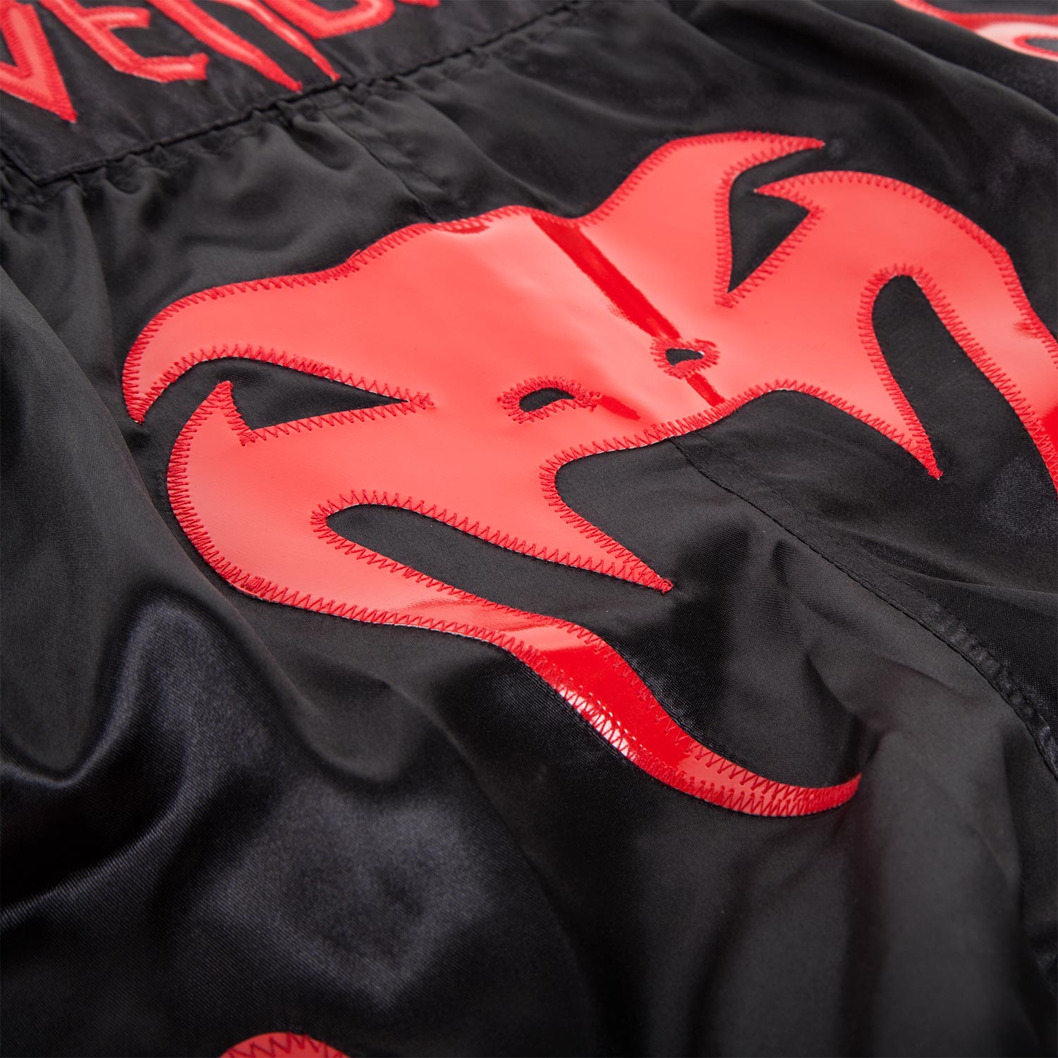 venum-bangkok-inferno-muay-thai-shorts-rot-devil image 4