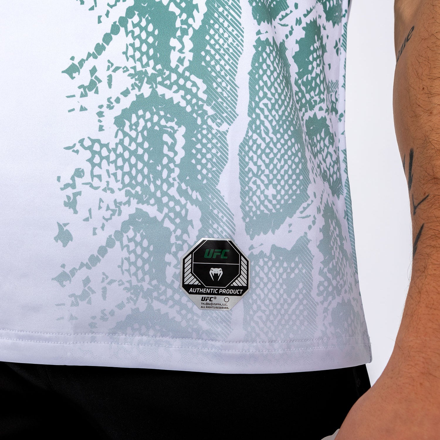 ufc-adrenaline-by-venum-authentic-fight-night-trikot-emerald-edition-wei-gr-n image 4
