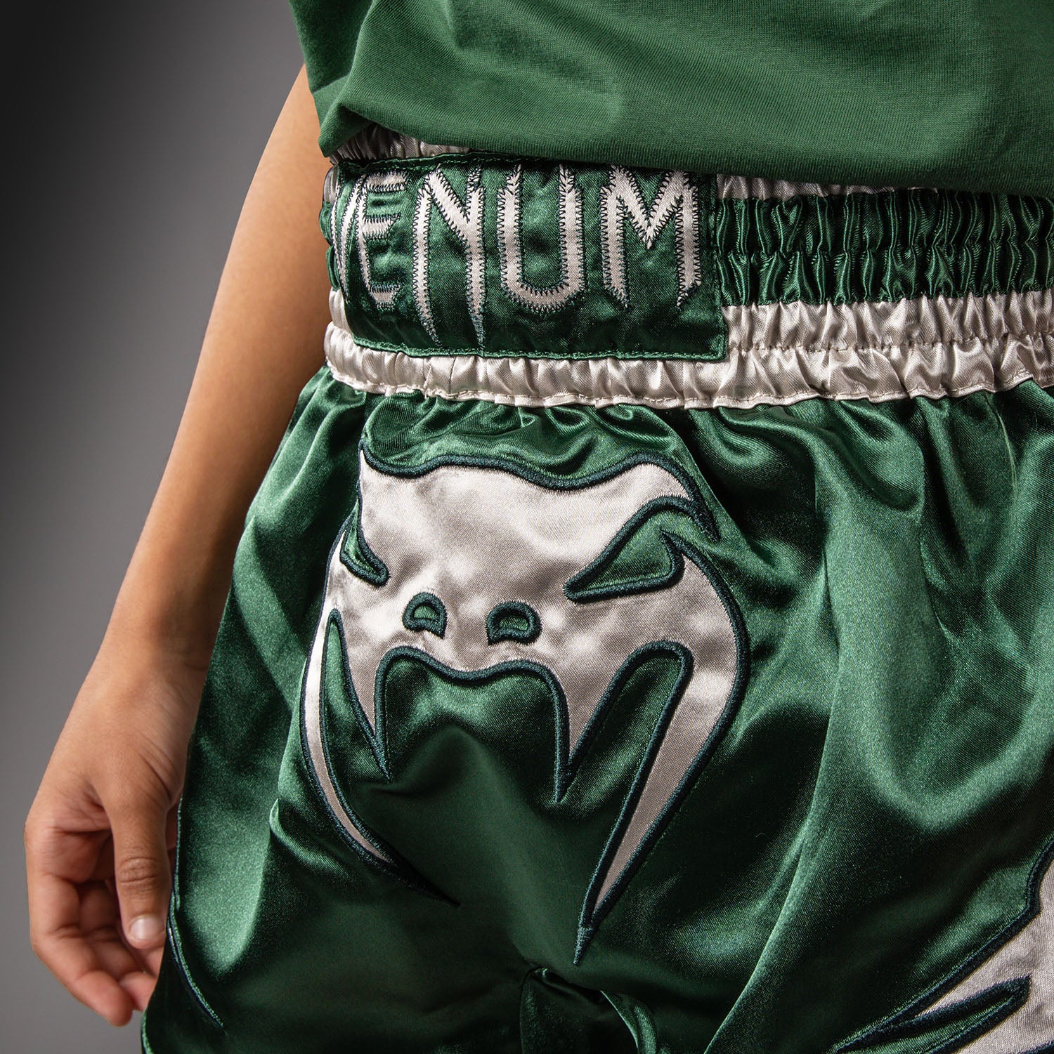 venum-inferno-muay-thai-shorts-kinder-waldgr-n-off-white image 4