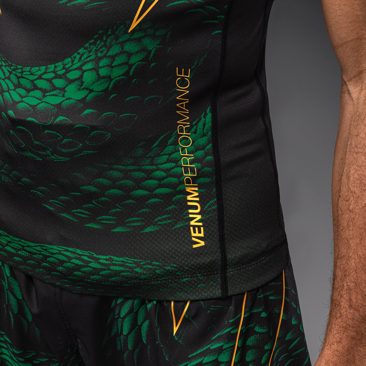 venum-matupa-kurzarm-rashguard-schwarz-gr-n-gold image 6