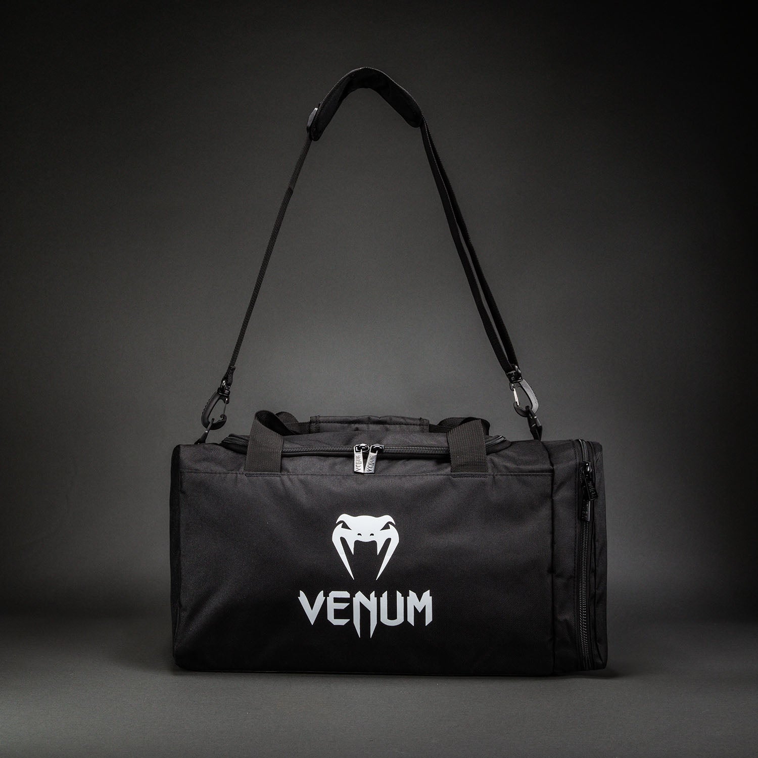 venum-essential-sporttasche-26l-schwarz image 2