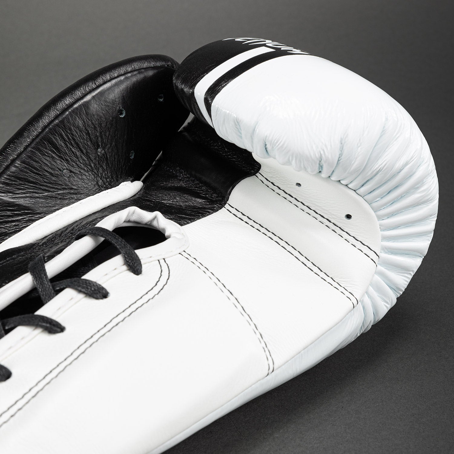 venum-shield-pro-boxhandschuhe-schn-rung-schwarz-wei image 5