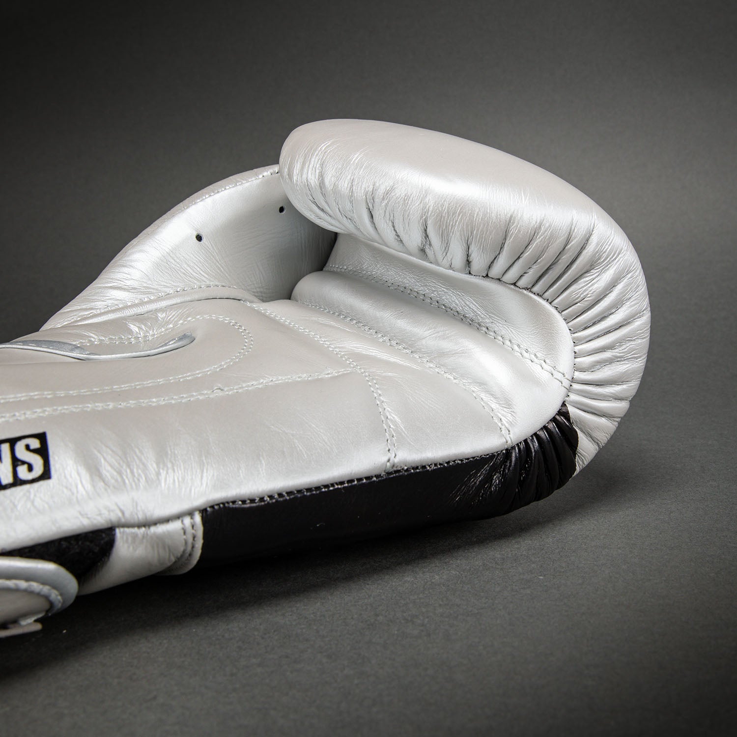 ringhorns-charger-by-venum-boxhandschuhe-silber-schwarz image 5