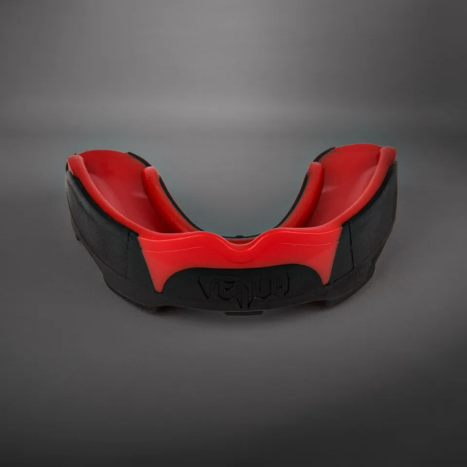 venum-predator-mundschutz-mit-gel-rahmen-schwarz-rot image 1