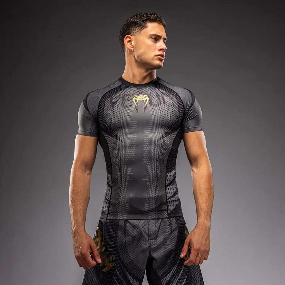 venum-galactic-3-0-kurzarm-rashguard-herren-schwarz-gold image 1