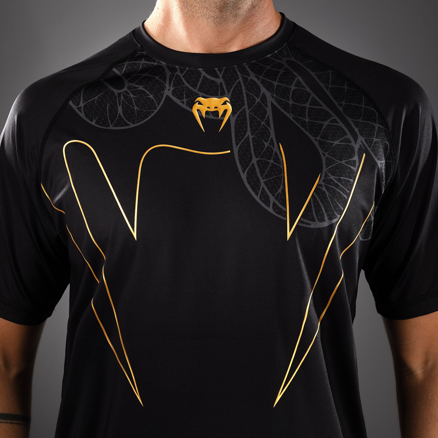 venum-serpenti-dry-tech-t-shirt-herren-schwarz-silber-gold image 5