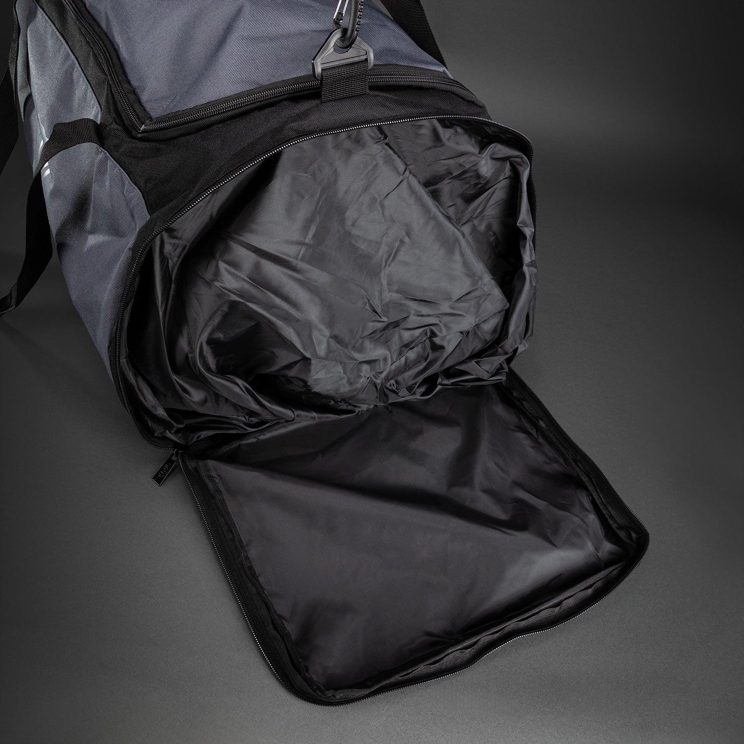 venum-essential-sporttasche-37-l-duffle-grau-schwarz image 6