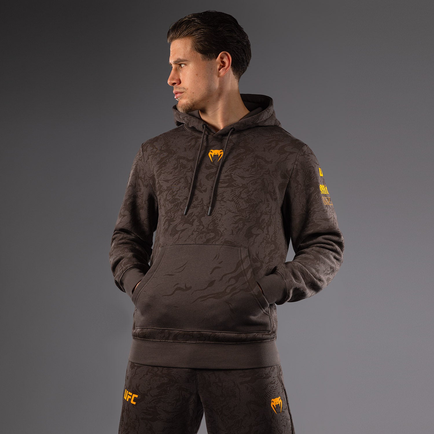 venum-ufc-fusion-by-venum-fight-week-herren-pullover-hoodie-erdiges-braun image 2