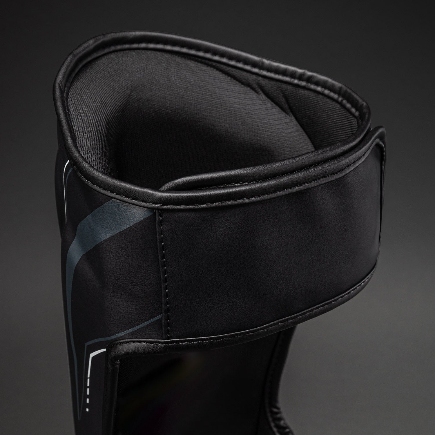 venum-streamline-schienbeinschoner-schwarz-wei image 3