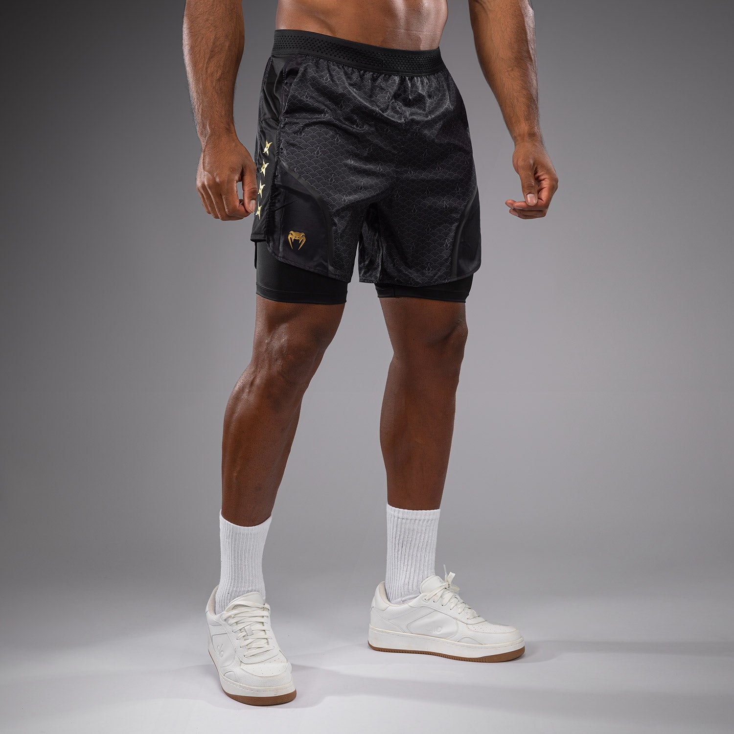 venum-x-assassin-s-creed-shadows-herren-trainingsshorts-schwarz-gold image 4