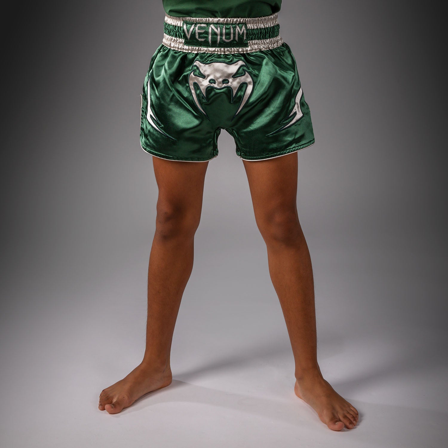 venum-inferno-muay-thai-shorts-kinder-waldgr-n-off-white image 1