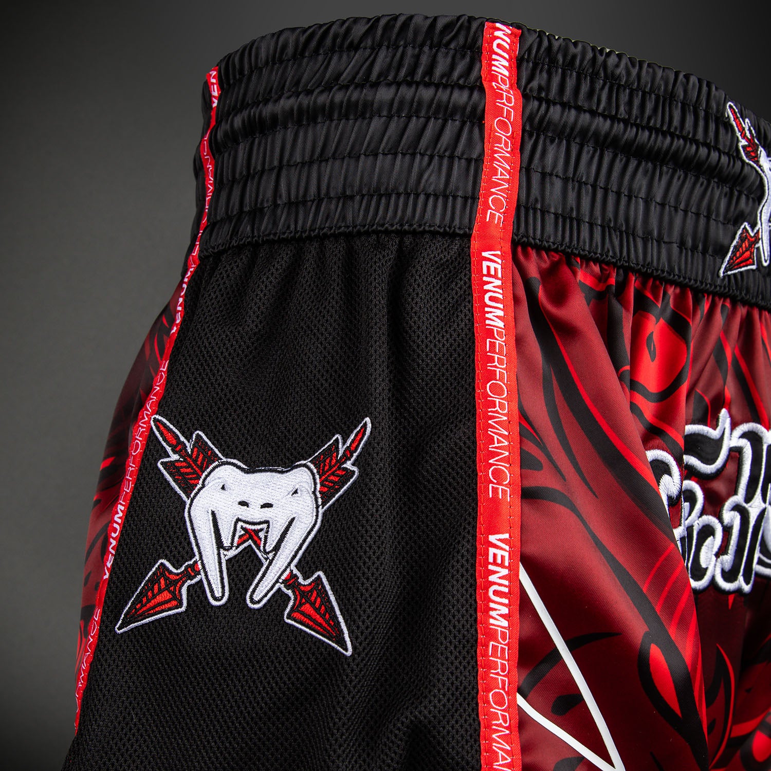 venum-wolf-atak-muay-thai-shorts-schwarz-rot image 5