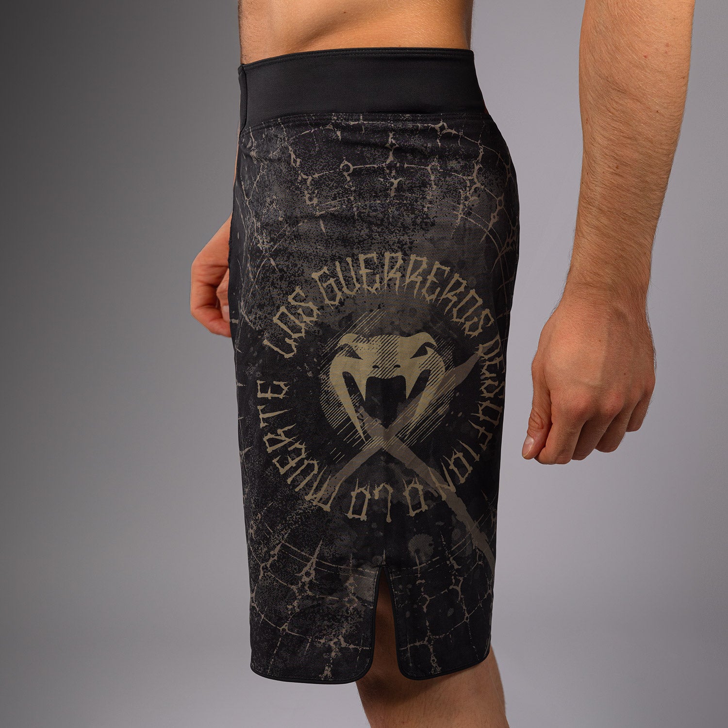 venum-santa-muerte-5-0-herren-fight-shorts-tief-schwarz-gold image 5