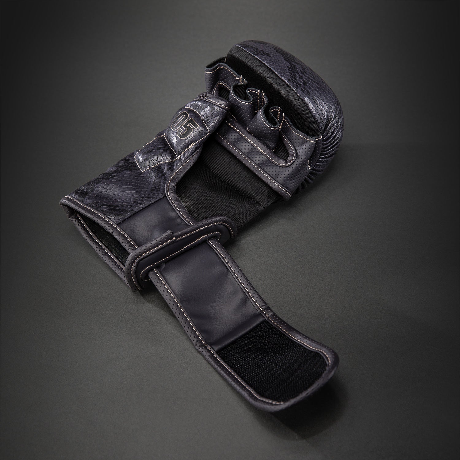 venum-impact-evo-scales-mma-sparringhandschuhe-dunkelviolett image 4