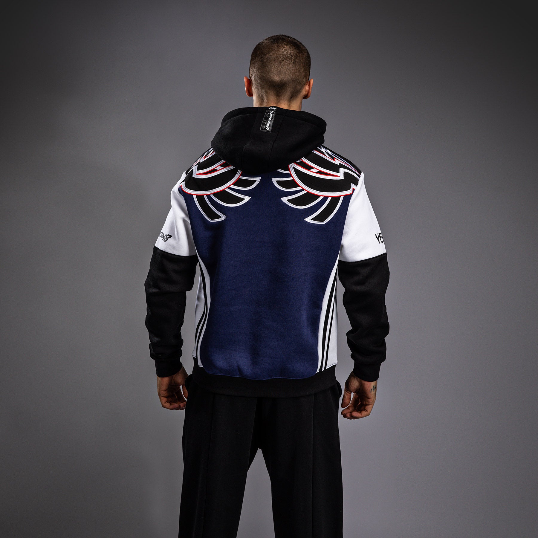 venum-x-tekken-8-jin-kazama-hoodie-blau-schwarz-wei image 5