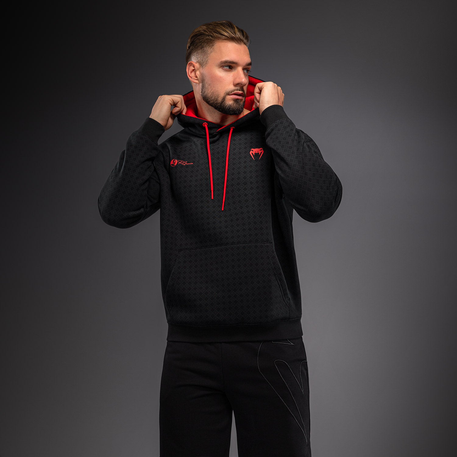 venum-x-roger-gracie-signature-kapuzenpullover-schwarz-rot-herren-hoodie image 1