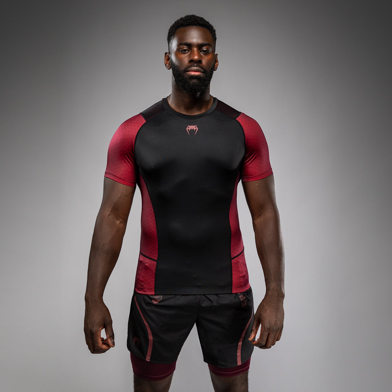 venum-x-assassin-s-creed-shadows-herren-rashguard-kurzarm-burgunder-schwarz image 2
