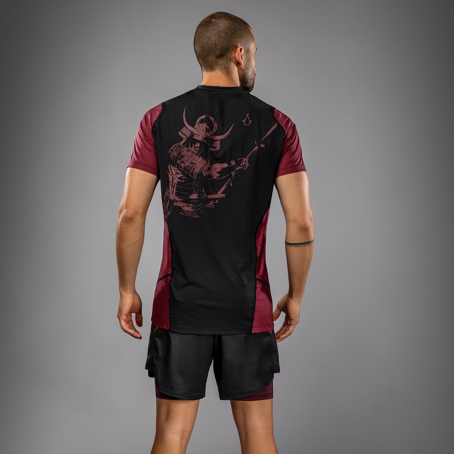 venum-x-assassin-s-creed-shadows-herren-dry-tech-t-shirt-burgunder-schwarz image 2