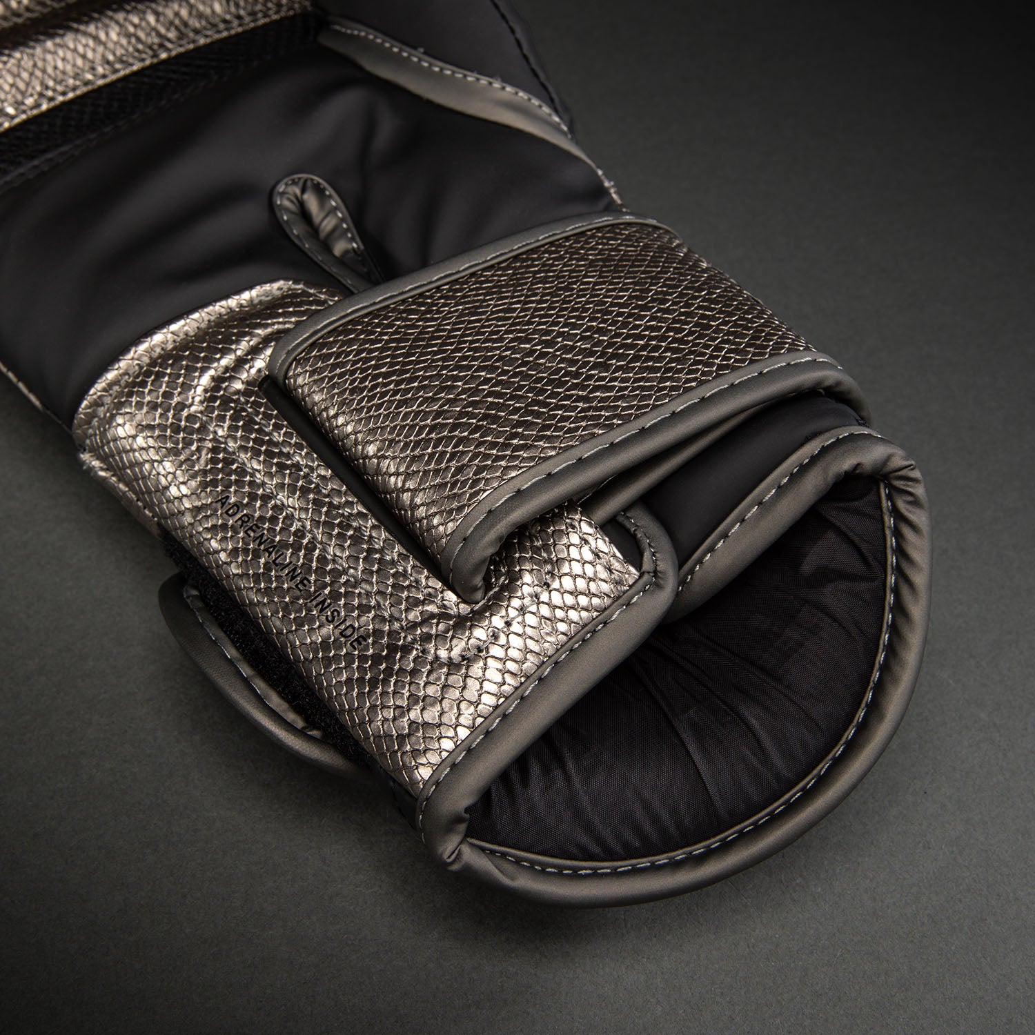 venum-challenger-4-0-scales-boxhandschuhe-silber-schwarz image 4