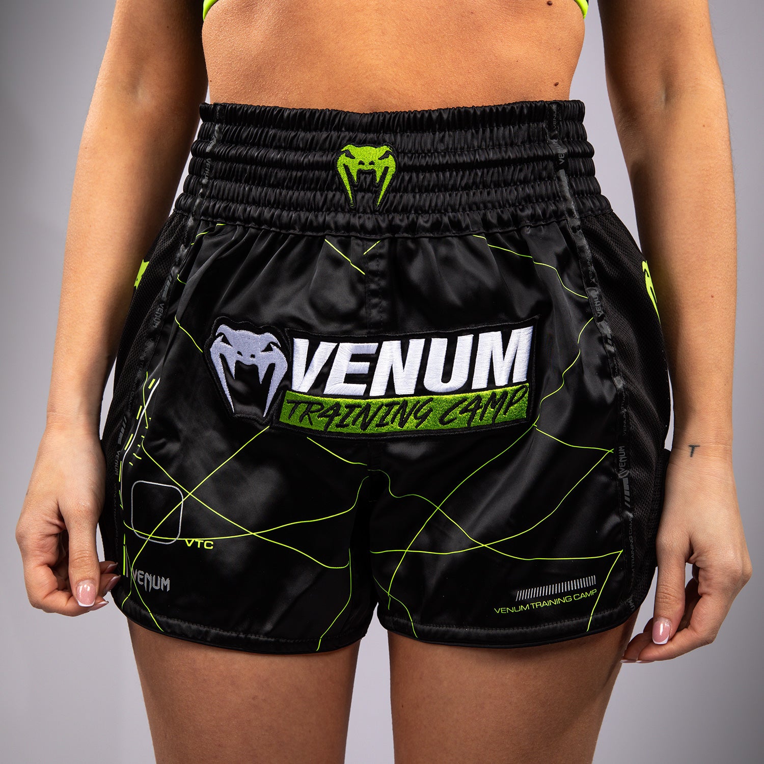 venum-training-camp-4-0-muay-thai-shorts-damen-schwarz-neongr-n image 5