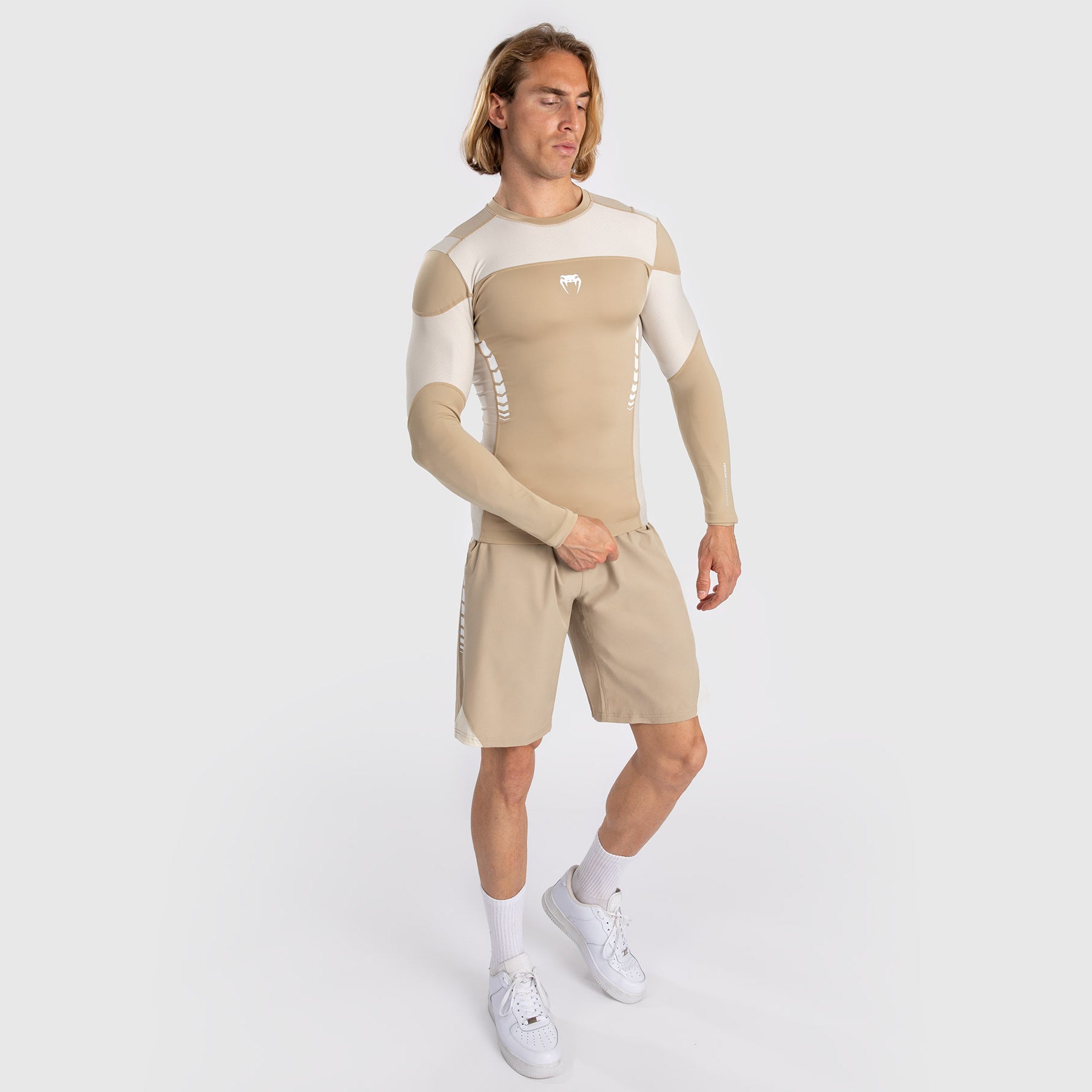 venum-tempest-herren-langarm-rashguard-beige-sand image 2