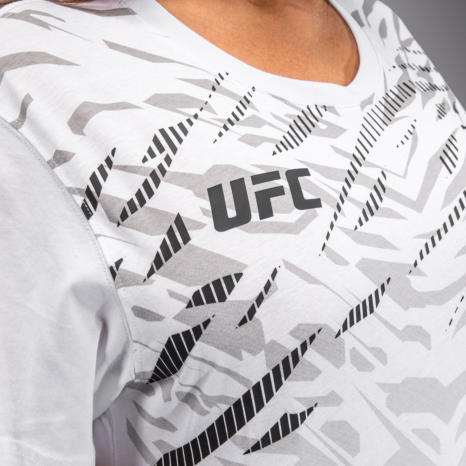 ufc-fusion-by-venum-replica-damen-kurzarm-t-shirt-wei image 4