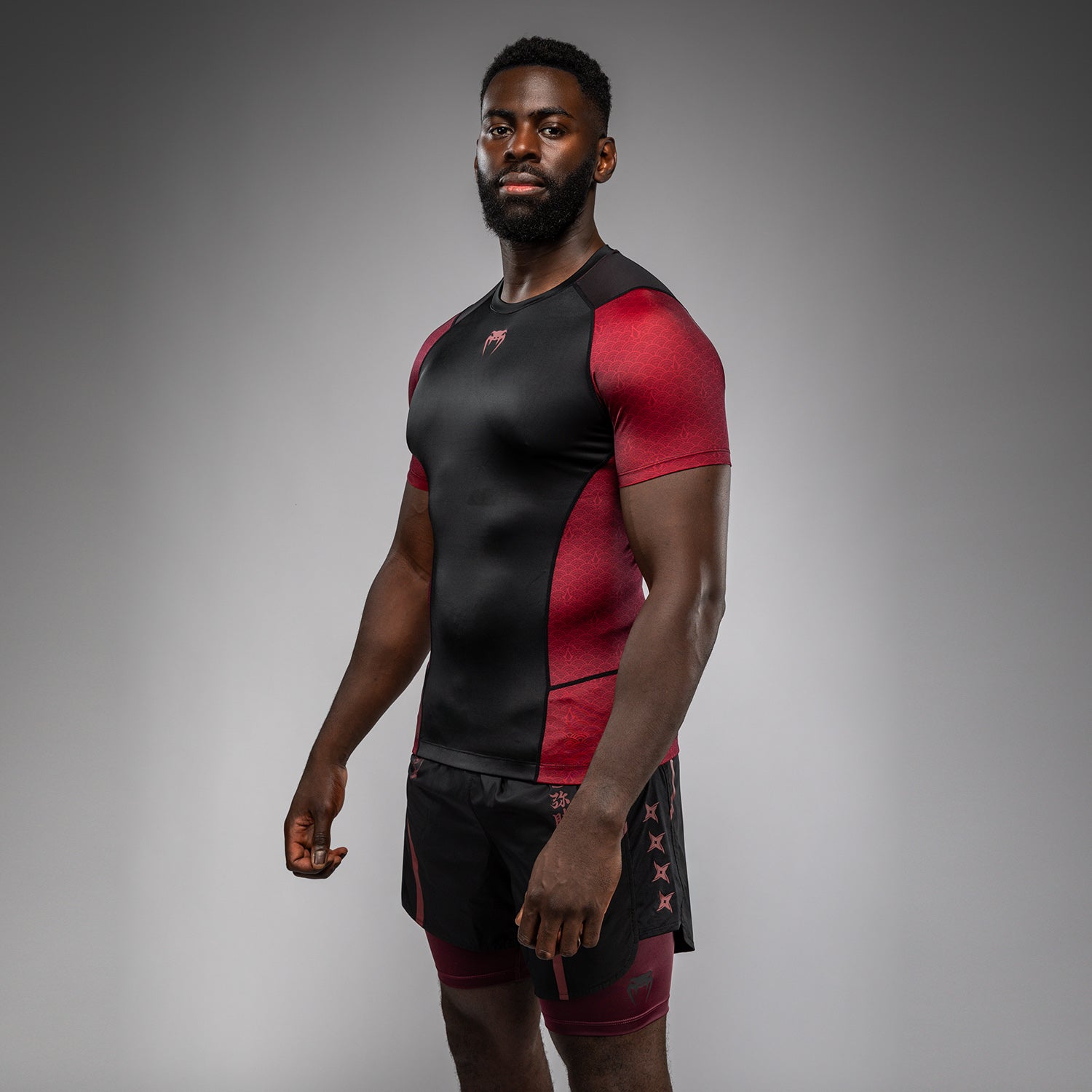 venum-x-assassin-s-creed-shadows-herren-rashguard-kurzarm-burgunder-schwarz image 3