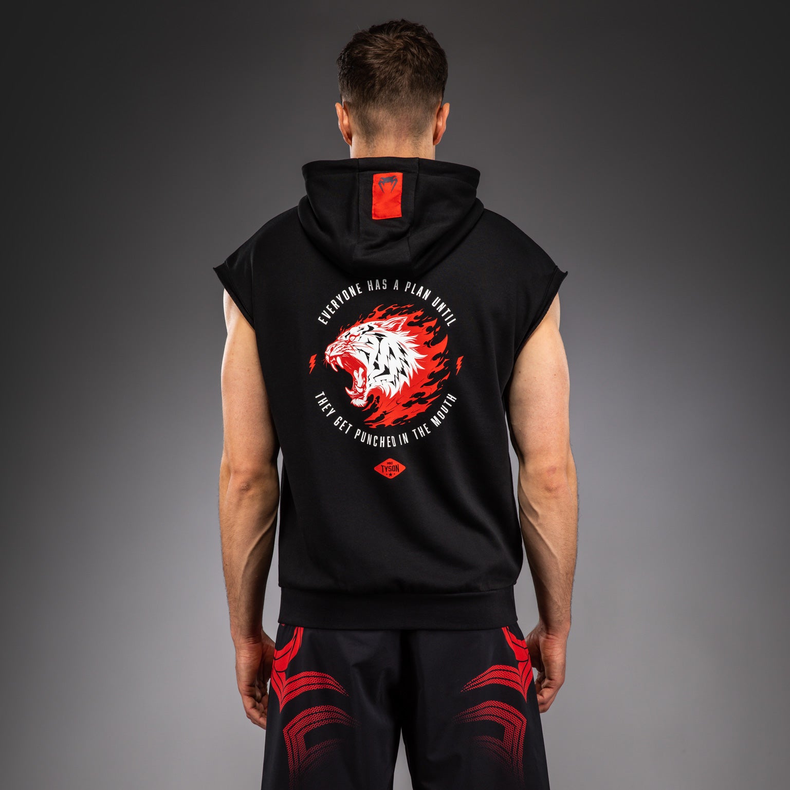 venum-x-mike-tyson-tiger-rmelloser-hoodie-herren-tiefschwarz-intensivrot image 1