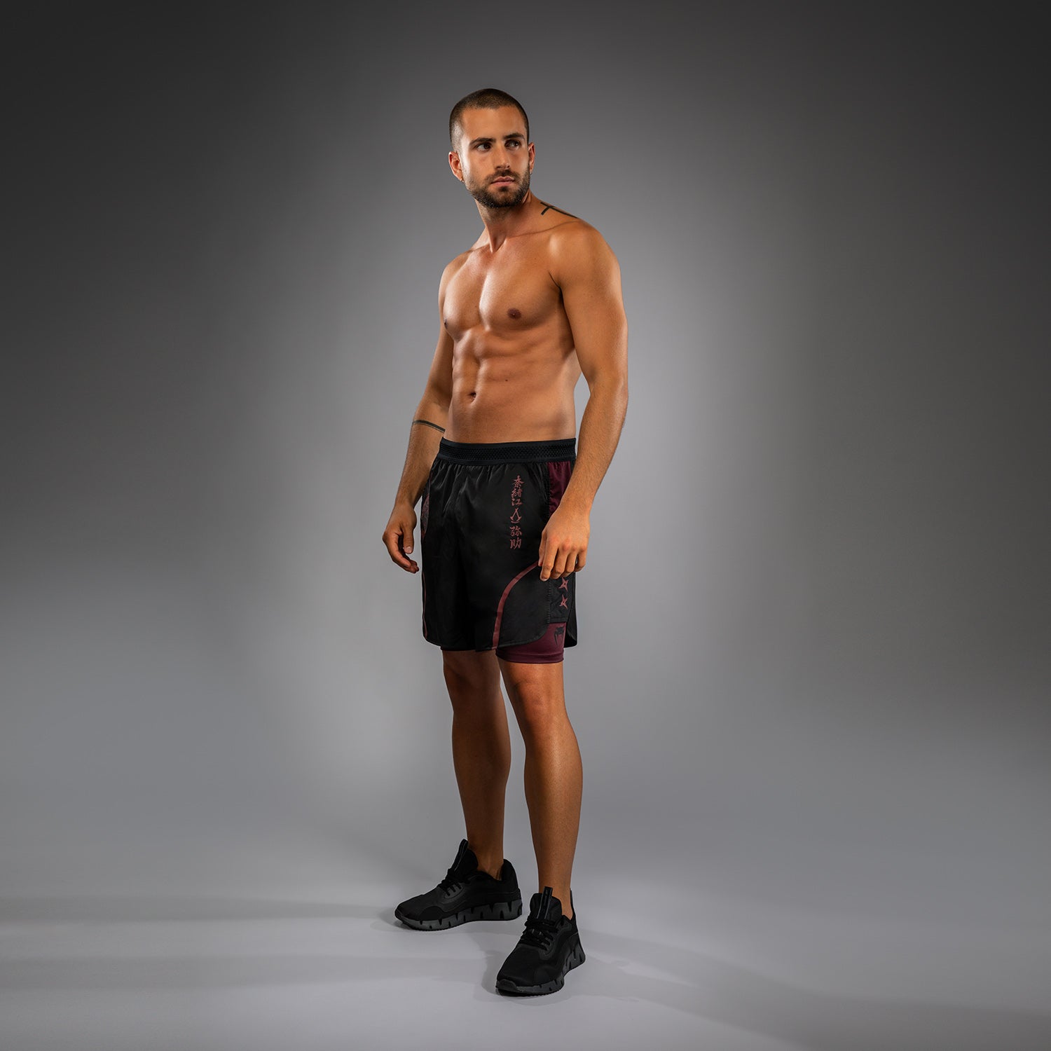 venum-x-assassin-s-creed-shadows-trainingsshorts-herren-burgunder-schwarz image 4
