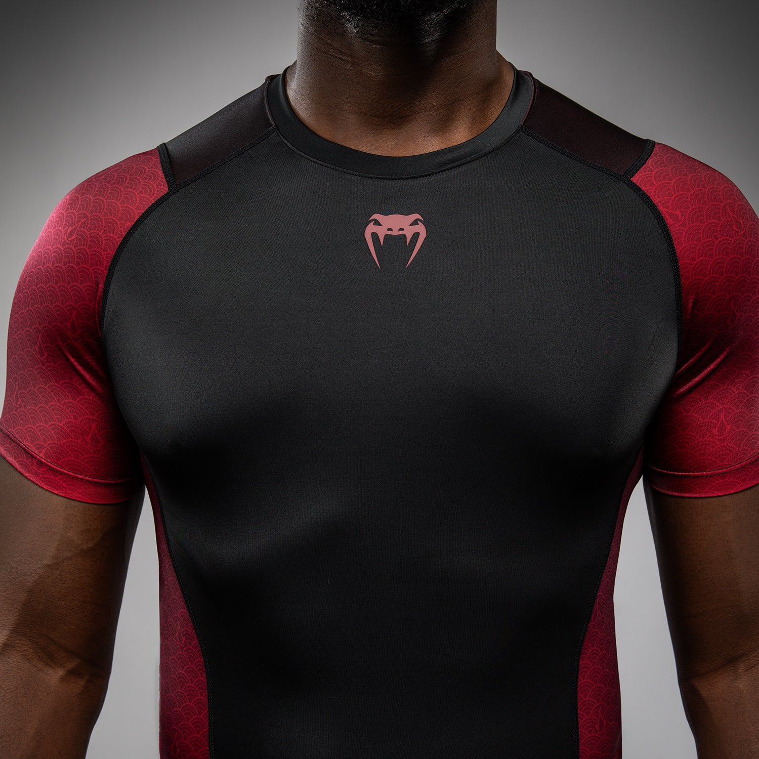 venum-x-assassin-s-creed-shadows-herren-rashguard-kurzarm-burgunder-schwarz image 5