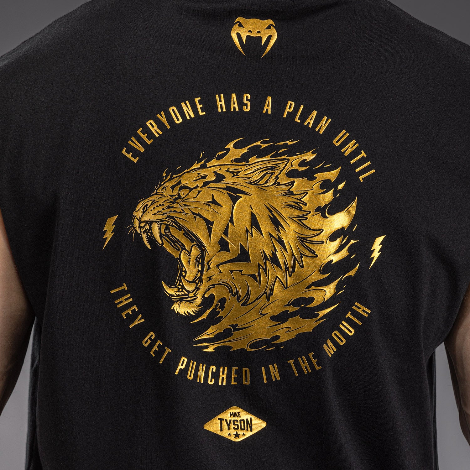 venum-x-mike-tyson-tiger-rmelloses-t-shirt-schwarz-gold image 4