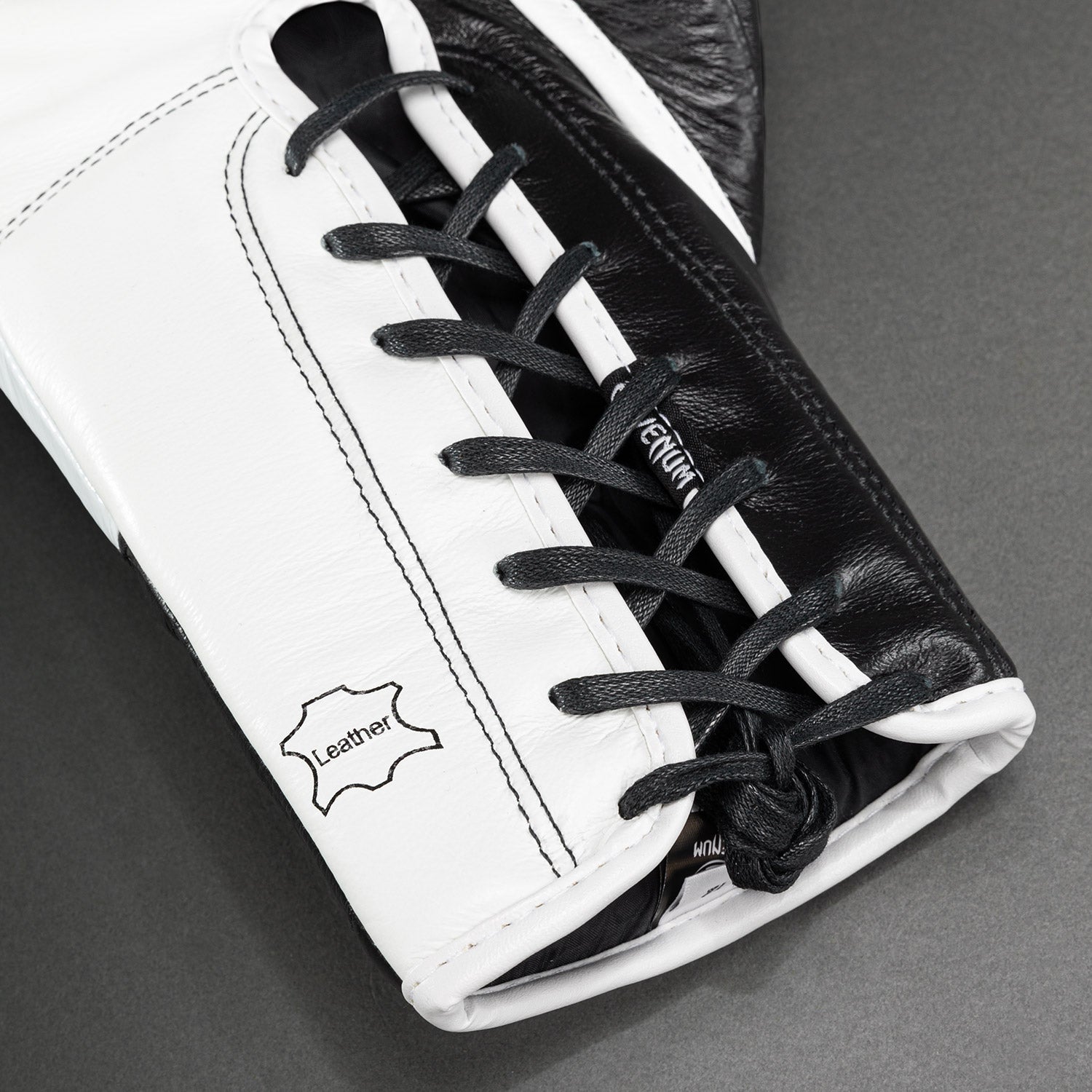venum-shield-pro-boxhandschuhe-schn-rung-schwarz-wei image 4