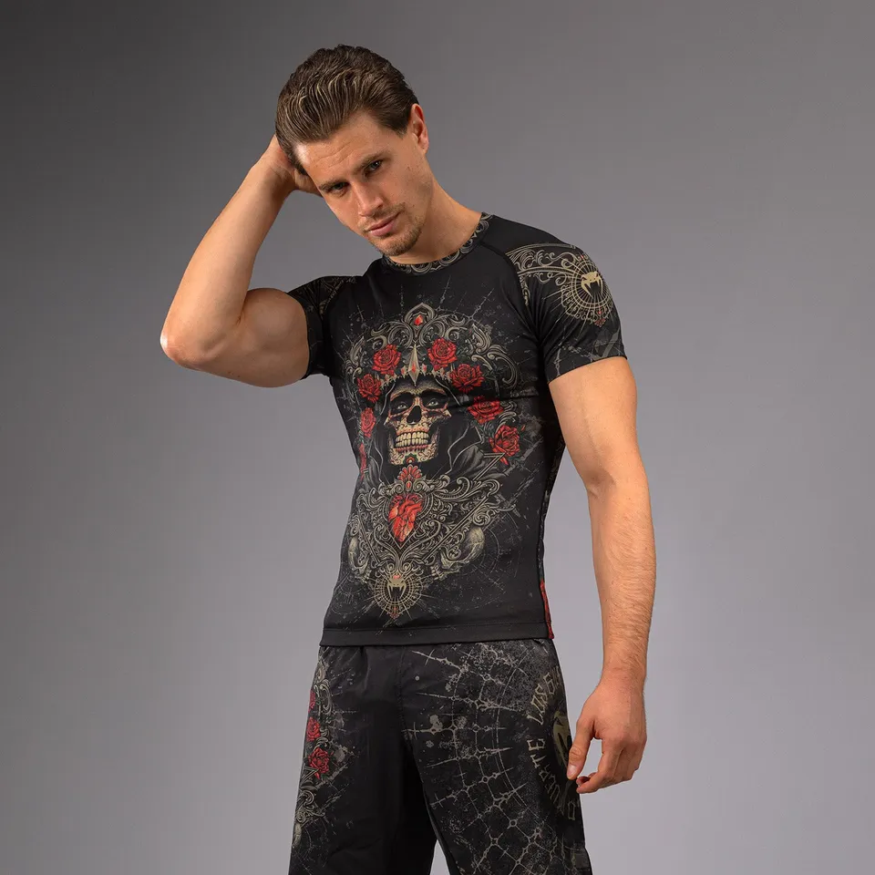 venum-santa-muerte-5-0-rashguard-herren-kurzarm-tiefes-schwarz-gold image 1