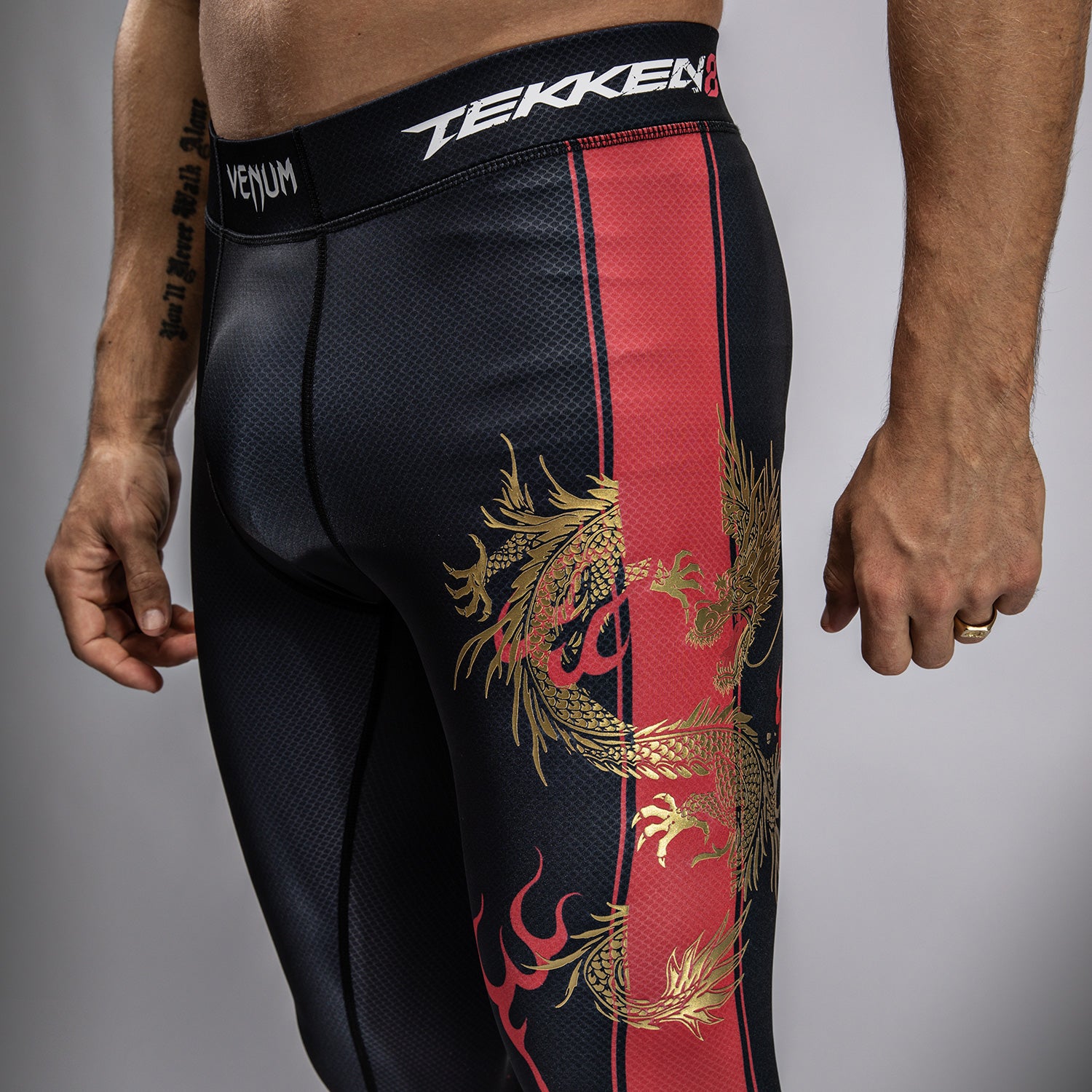 venum-x-tekken-8-marshall-law-spats-schwarz-rot-gold image 6