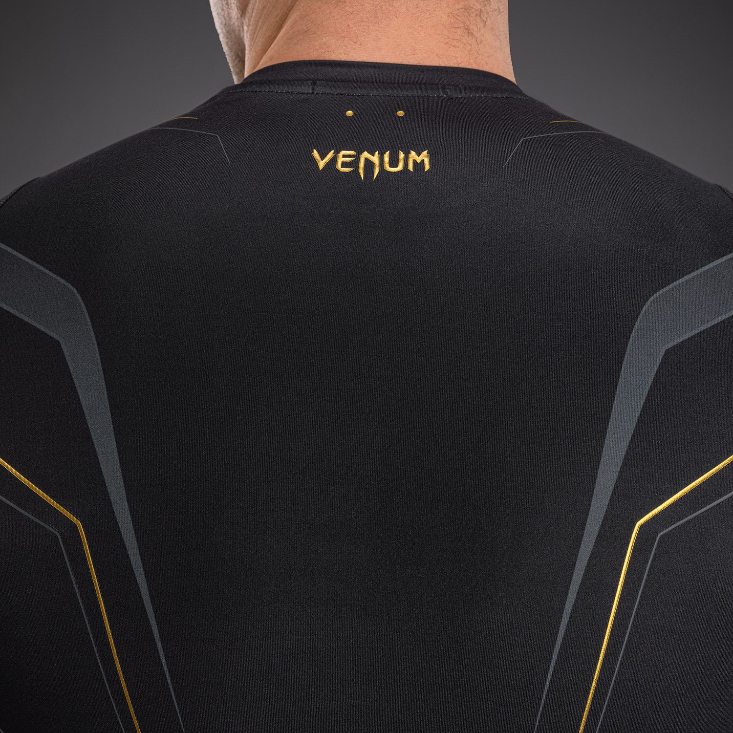 venum-streamline-kurzarm-rashguard-schwarz-gold image 6