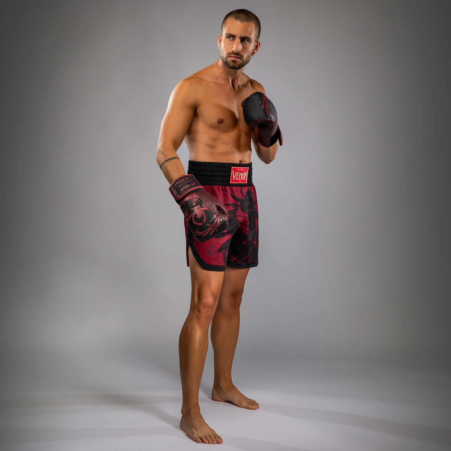 venum-x-assassin-s-creed-shadows-herren-boxershorts-burgunder-schwarz image 8