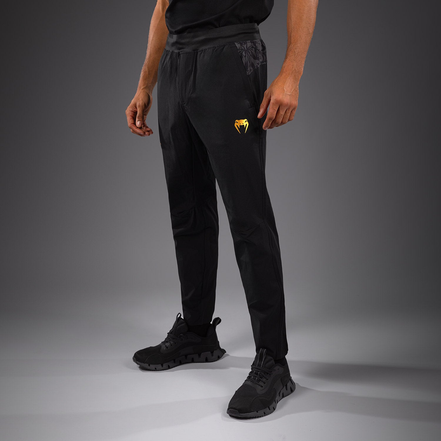 venum-x-topuria-unmatched-edition-jogginghose-schwarz-gold image 3