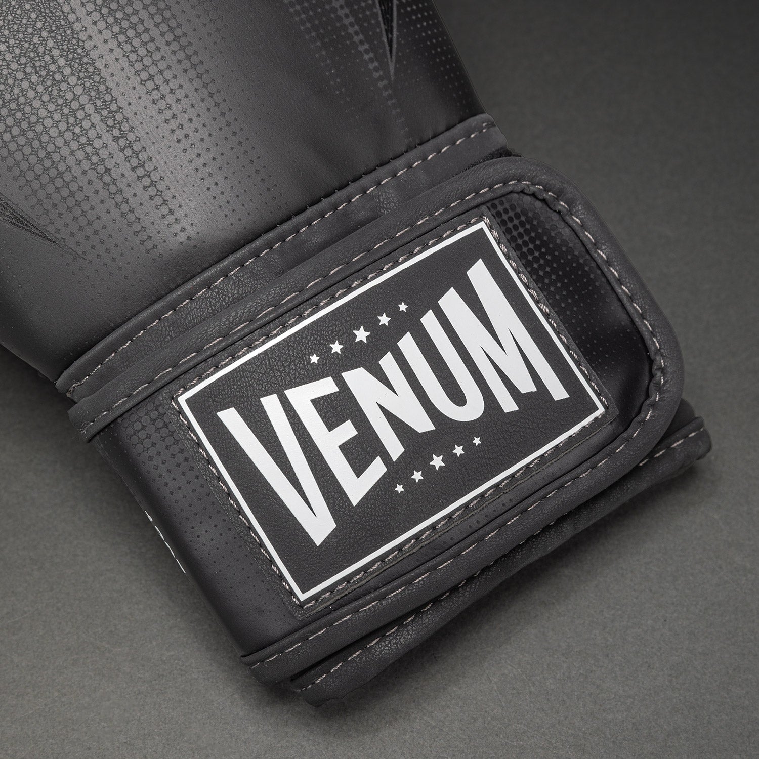 venum-stealth-boxhandschuhe-schwarz-wei image 4