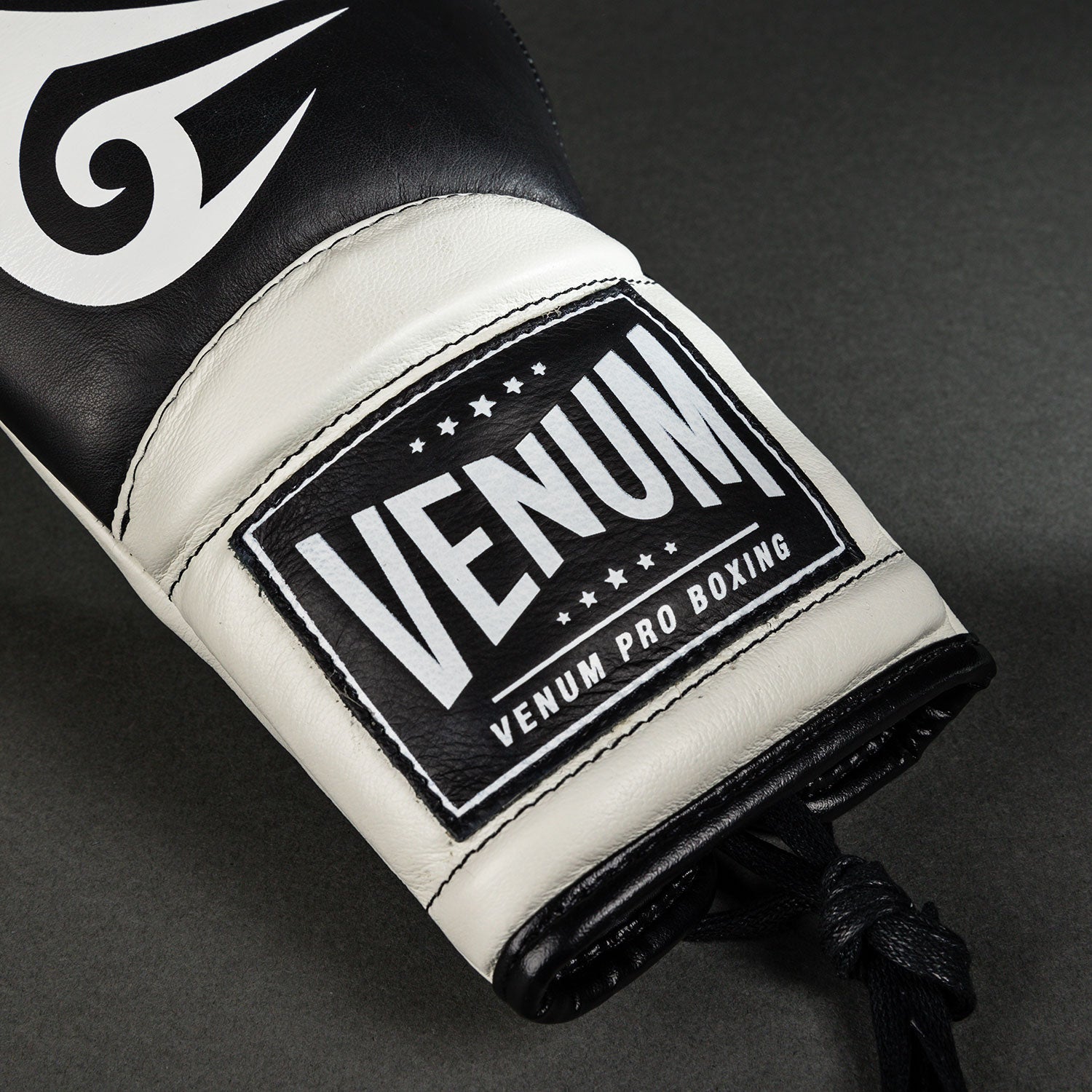 venum-giant-2-0-mike-tyson-pro-boxhandschuhe-mit-schn-rsenkeln-tiefschwarz-optis image 4