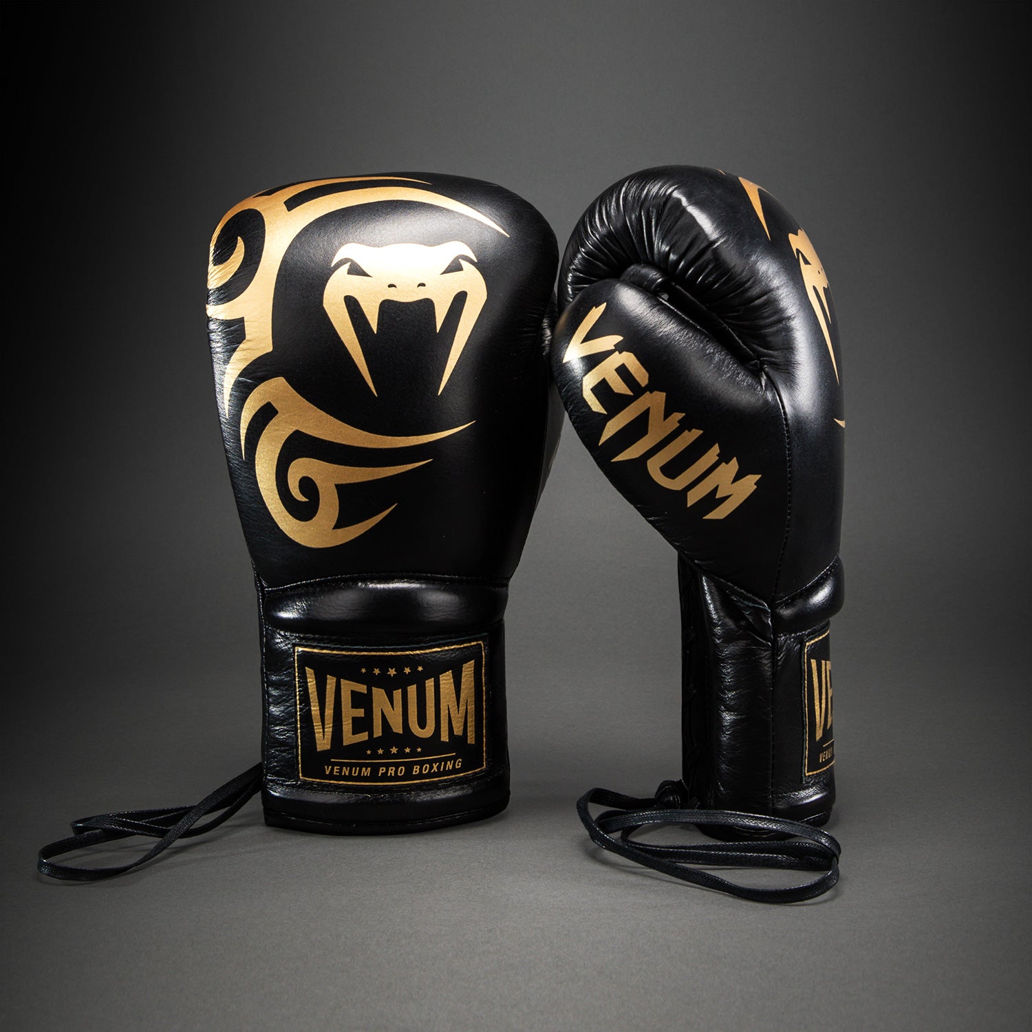 venum-giant-2-0-mike-tyson-pro-boxhandschuhe-schn-rsenkel-schwarz-gold-inkl-tasc image 1
