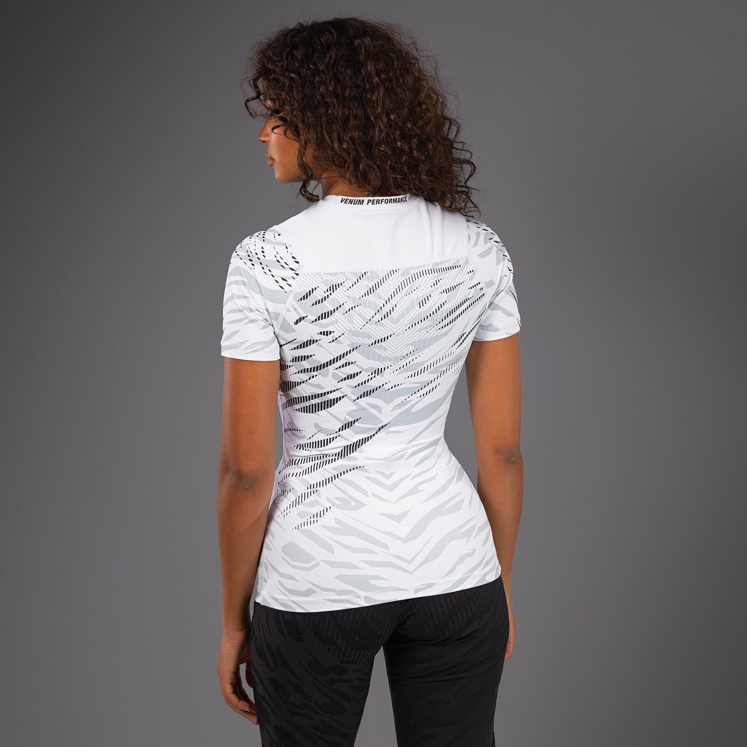 ufc-fusion-by-venum-authentic-fight-night-damen-performance-kurzarm-rashguard-we image 5