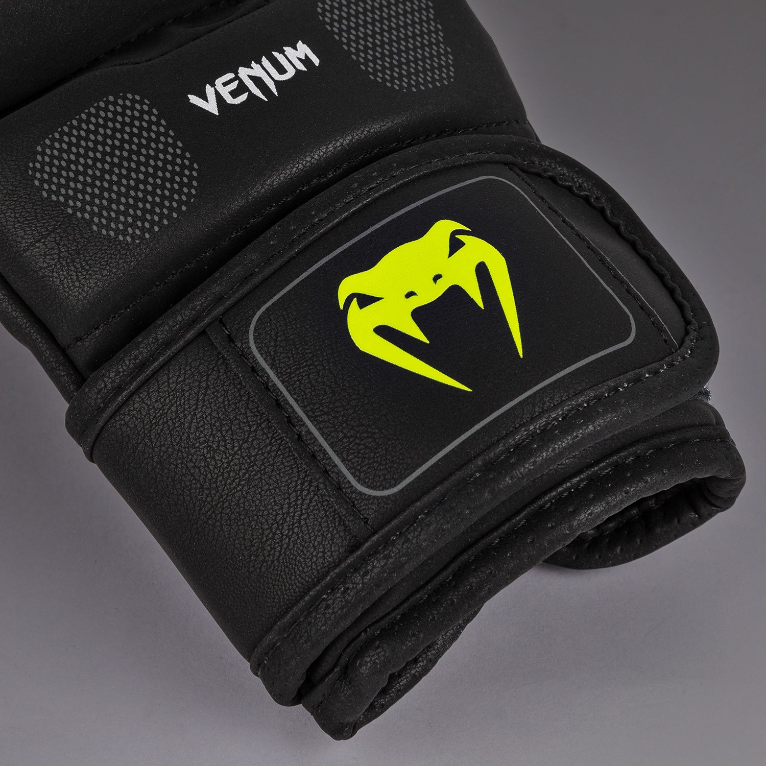 venum-training-camp-4-0-sparringhandschuhe-schwarz-neo-gr-n image 3