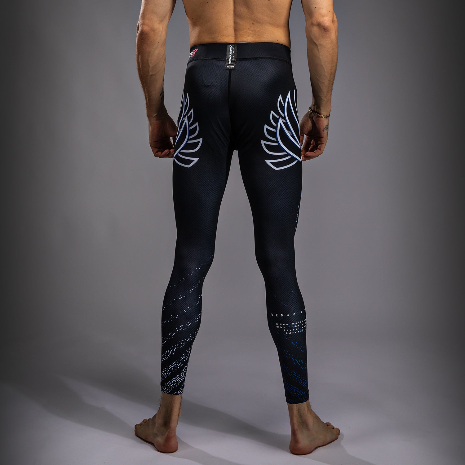venum-x-tekken-8-jin-kazama-spats-kompressionstights-herren-blau-schwarz-wei image 4
