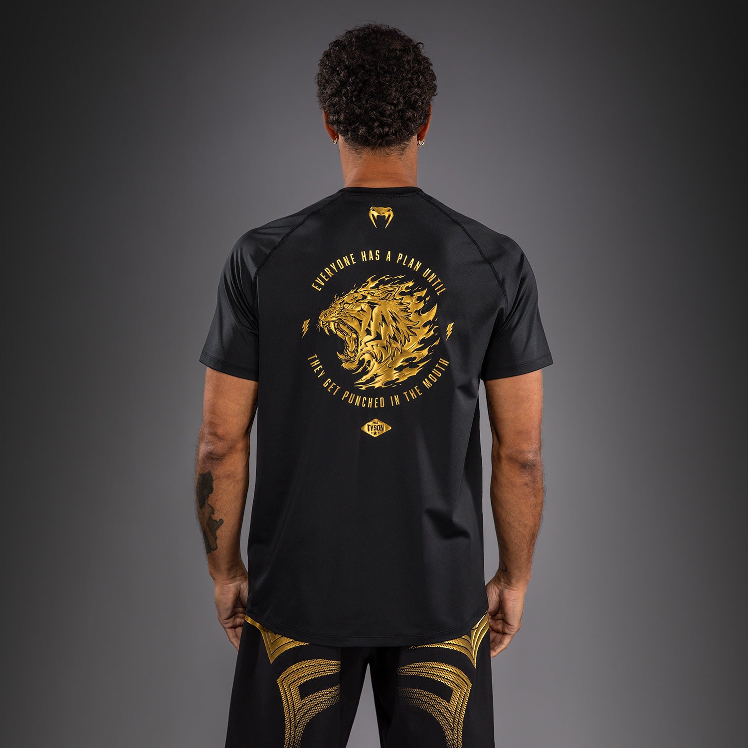 venum-x-mike-tyson-tiger-dry-tech-t-shirt-schwarz-gold-herren image 4