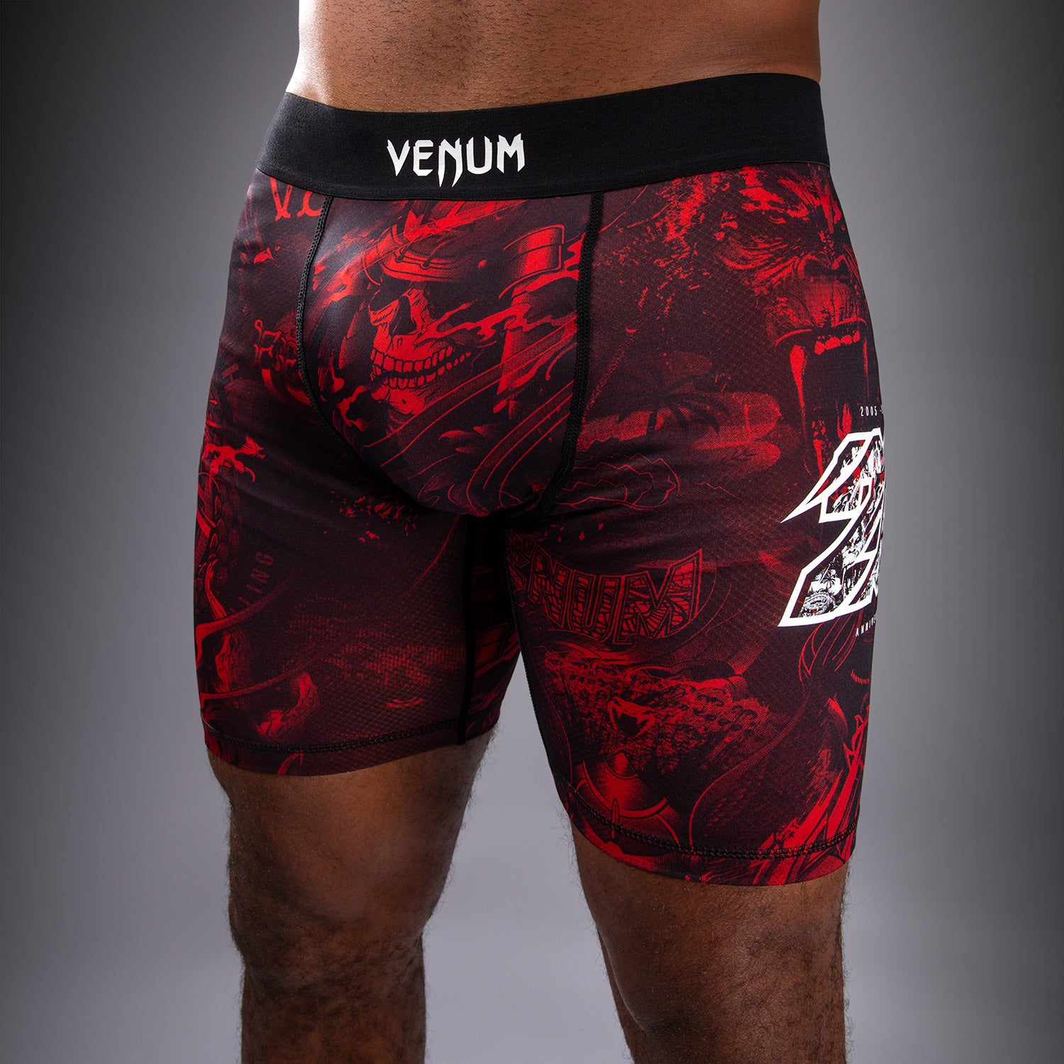 venum-20th-anniversary-kompressionsshort-schwarz-rot image 5