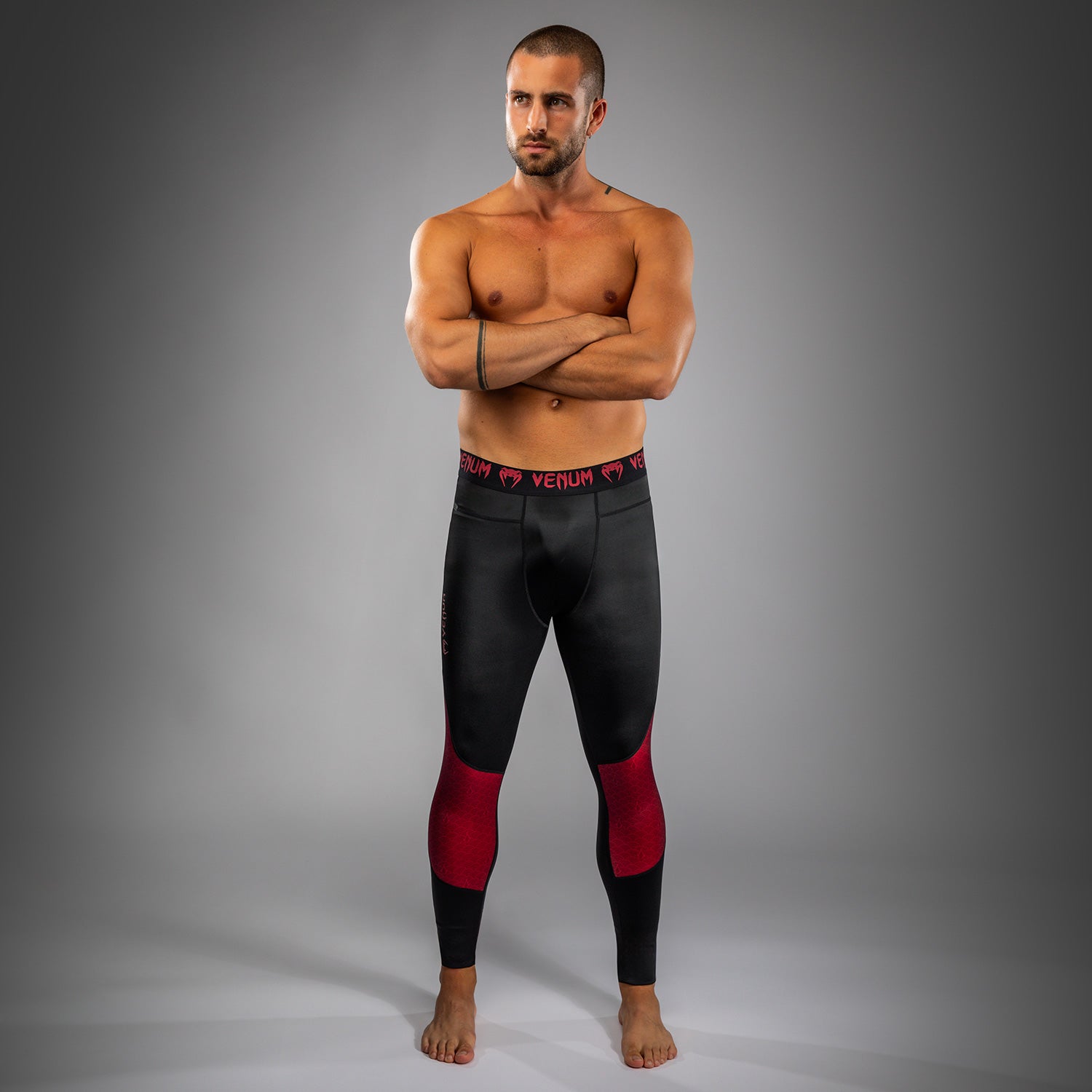venum-x-assassin-s-creed-shadows-herren-spats-burgunder-schwarz image 1