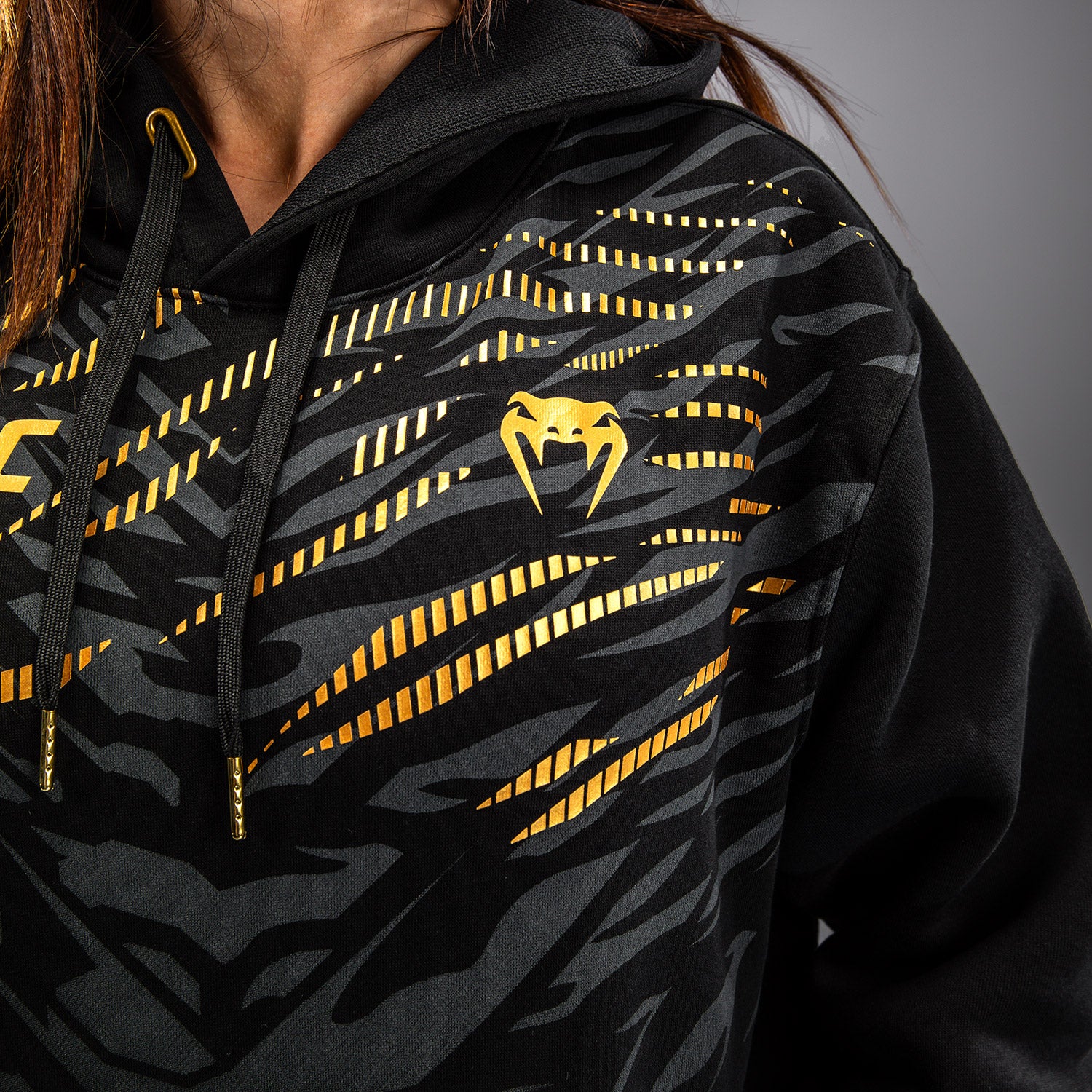 venum-ufc-fusion-by-venum-replica-hoodie-damen-champion-schwarz-gold image 5