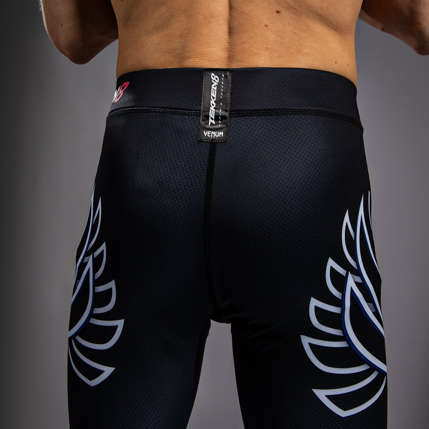 venum-x-tekken-8-jin-kazama-spats-kompressionstights-herren-blau-schwarz-wei image 7