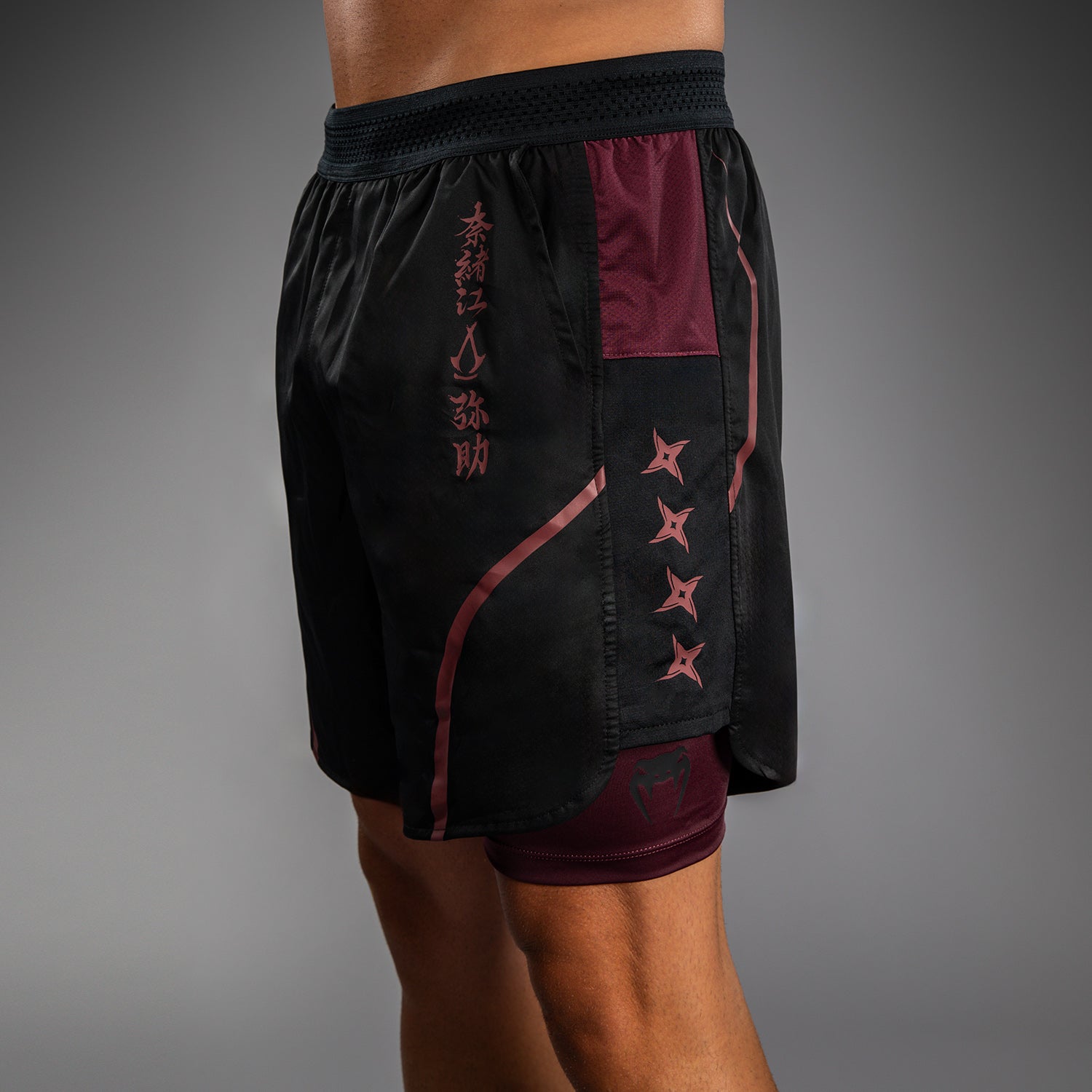 venum-x-assassin-s-creed-shadows-trainingsshorts-herren-burgunder-schwarz image 6